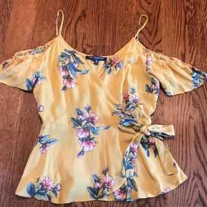 Cold shoulder belted top!